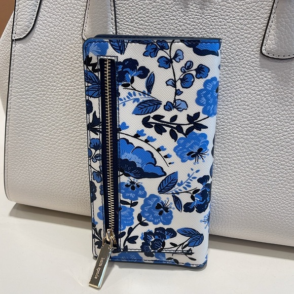 Kate Spade Madison Vase Floral Large Slim Bifold Wallet
Blue Multi
NWT - Picture 3 of 16